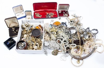 Lot 589 - A group of costume jewellery to include an...