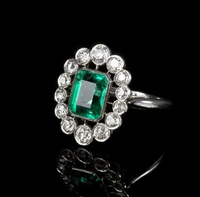 Lot 596 - An emerald and diamond ring, the emerald to an...