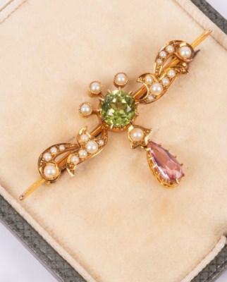 Lot 120 - An Edwardian Suffragette style 15ct yellow gold peridot, pink tourmaline and seed pearl bar brooch