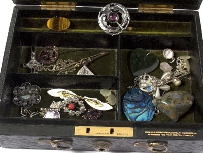 Lot 610 - A quantity of jewellery and costume jewellery...