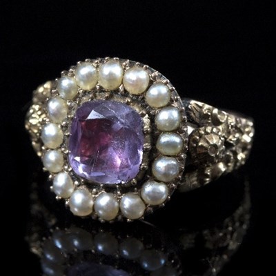 Lot 619 - A Georgian dress ring, set a central foil...