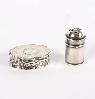 Lot 694 - A Victorian silver oval shaped vinaigrette,...