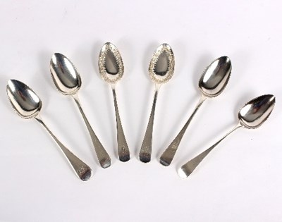 Lot 701 - A George III silver table spoon, Sarah and...