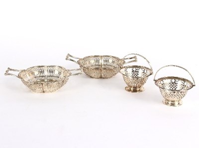 Lot 727 - A pair of silver sweetmeat dishes, Elkington &...