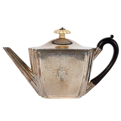 Lot 749 - A George III silver teapot, Henry Chawner,...