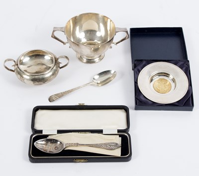 Lot 20 - A silver porringer and spoon, W & W, London...