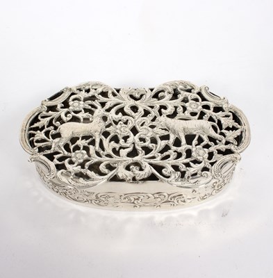 Lot 30 - An oval silver box, William Comyns, London...