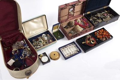 Lot 74 - A quantity of costume and silver jewellery to...
