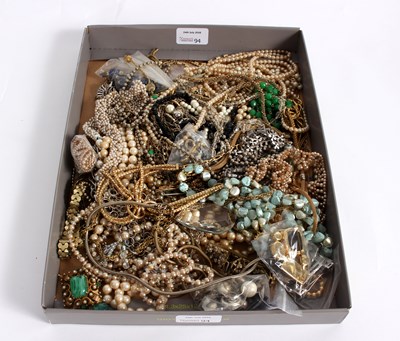 Lot 94 - A large quantity of costume jewellery to...