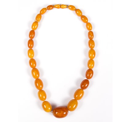 Lot 107 - A single row amber bead necklace of graduated...