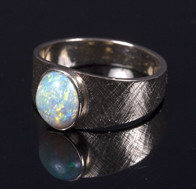 Lot 121 - An opal ring to a textured 14k gold shank