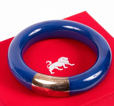 Lot 48 - A silver mounted blue bangle