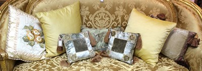 Lot 571 - Sundry cushions