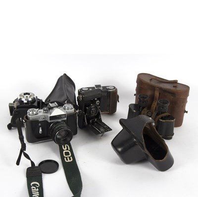 Lot 1062 - A quantity of cameras and a pair of cased...