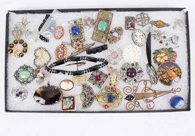 Lot 91 - A group of brooches to include a silver...