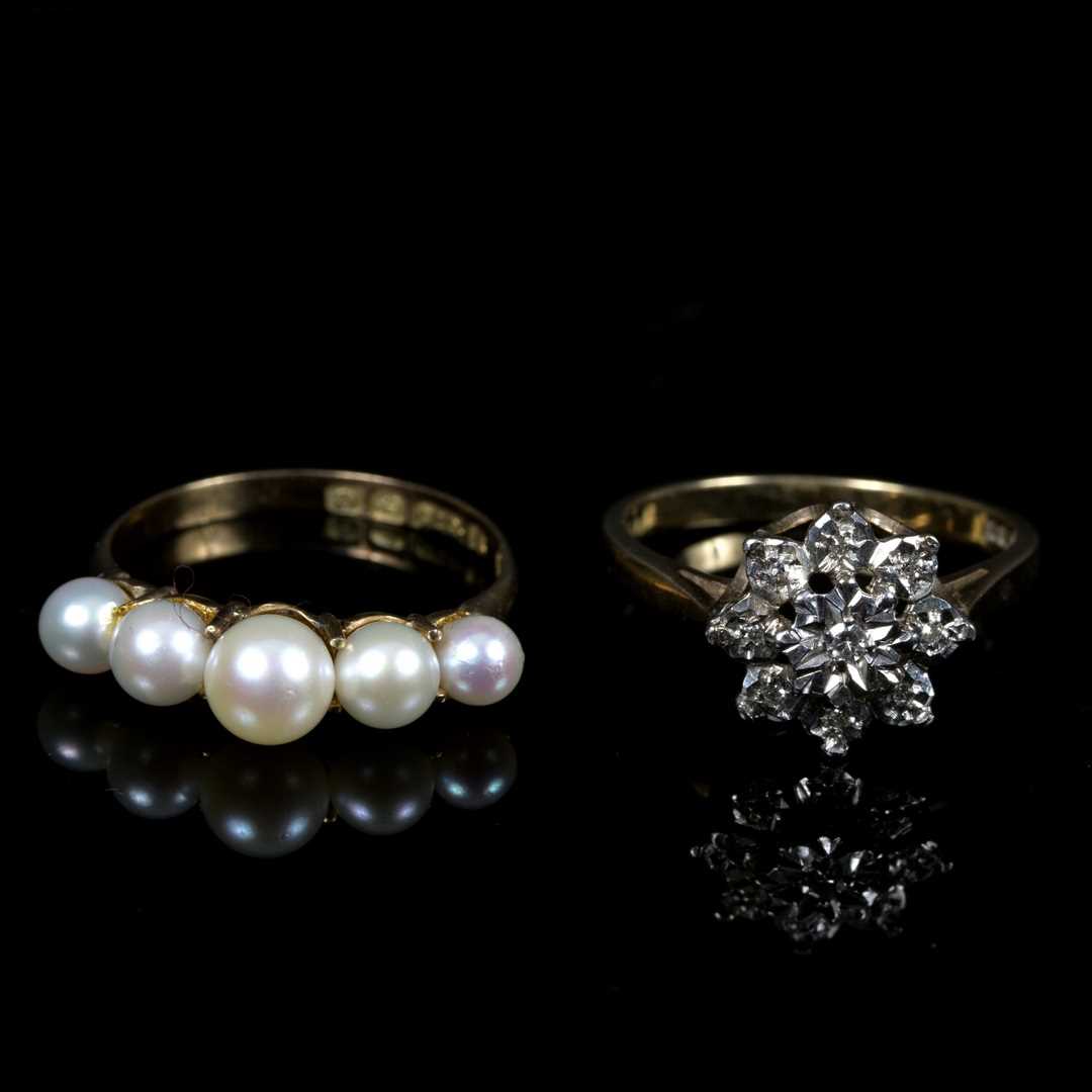 Lot 96 - An illusion set diamond cluster ring to a 9ct...