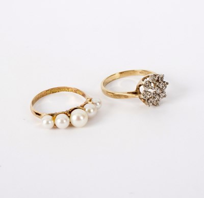 Lot 96 - An illusion set diamond cluster ring to a 9ct...