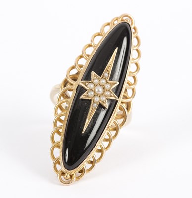 Lot 102 - An onyx, pearl and gold mourning ring, the...