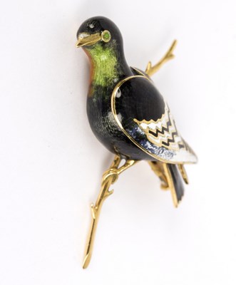 Lot 112 - An 18ct gold and enamel bird brooch, French...