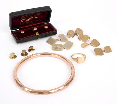 Lot 114 - A quantity of 9ct gold including two pairs of...