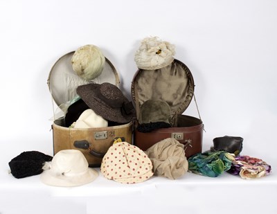 Lot 431 - A quantity of lady's vintage hats, to include...