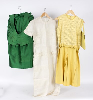 Lot 433 - A lady's 1950s vintage dress, of yellow linen...