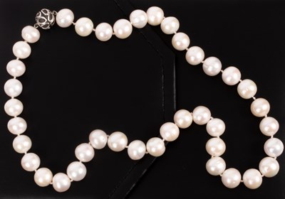 Lot 39 - A single row cultured pearl necklace