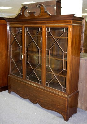 Lot 587 - An Edwardian mahogany bookcase with astragal...