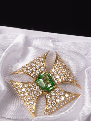 Lot 57 - An 18ct gold diamond and peridot cross brooch