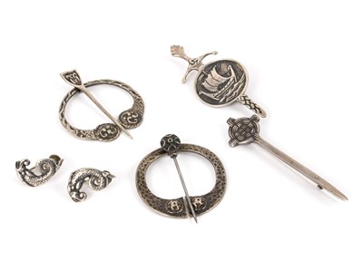Lot 14 - A small group of Scottish silver jewellery to...