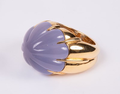 Lot 90 - An 18ct gold chalcedony ring