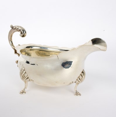 Lot 39 - A silver sauce boat, TH, Birmingham 1900, with...