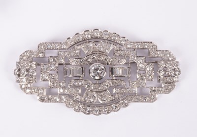 Lot 81 - An Art Deco style platinum and diamond brooch