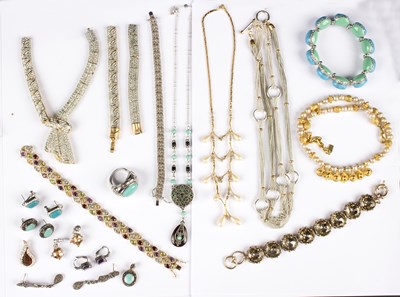 Lot 167 - A group of costume jewellery to include a gilt...