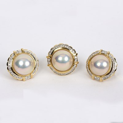 Lot 211 - A Mabe pearl and diamond dress ring and...