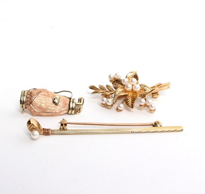 Lot 250 - Two novelty brooches, one modelled as a golf...