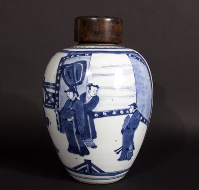 Lot 428 - A Chinese blue and white vase, circa 1700,...