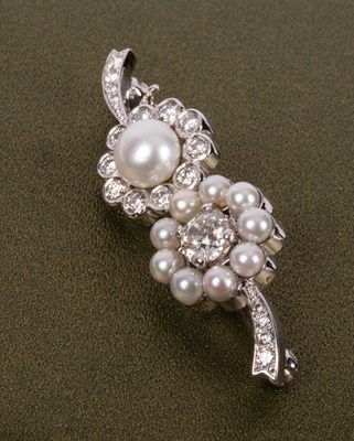 Lot 82 - An 18ct white gold diamond and pearl brooch