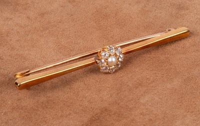 Lot 114 - An Edwardian 15ct yellow gold diamond and pearl cluster bar brooch