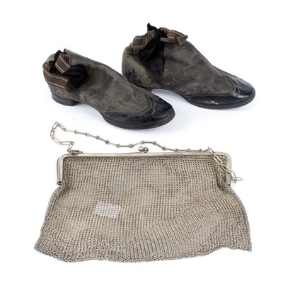 Lot 722 - A mesh bag with white metal mounts and chain...