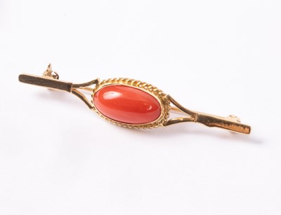 Lot 108 - An 18ct gold and coral brooch