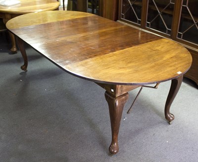 Lot 821 - An early 20th Century extending dining table,...