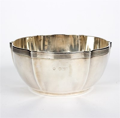 Lot 8 - A silver bowl, Barnard, London 1906, of...