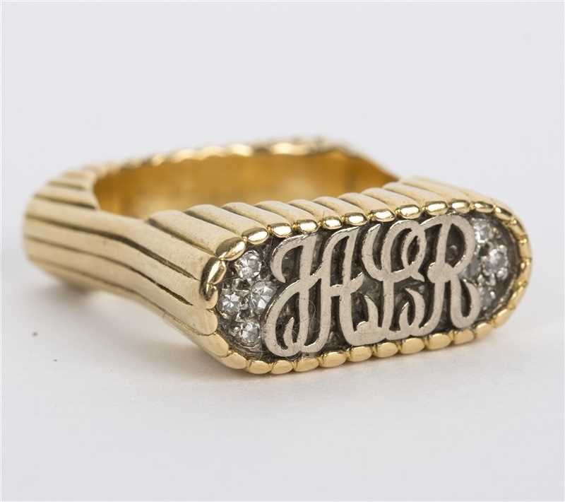 Lot 92 - An 18ct yellow gold and diamond signet ring of...
