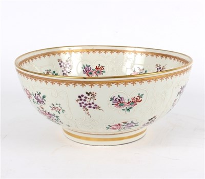 Lot 343 - A Samson bowl, 20th Century, decorated in...