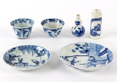 Lot 463 - A Chinese blue and white saucer, Kangxi, 12cm...