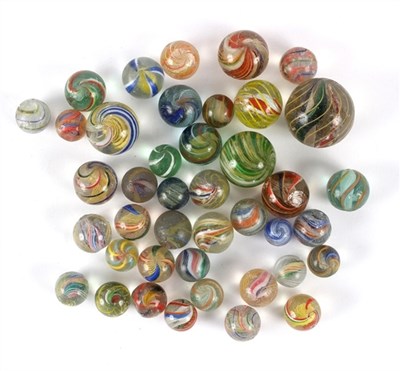 Lot 558 - A quantity of glass marbles