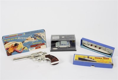 Lot 561 - A Dinky Toys Cunard White Star Liner Queen...