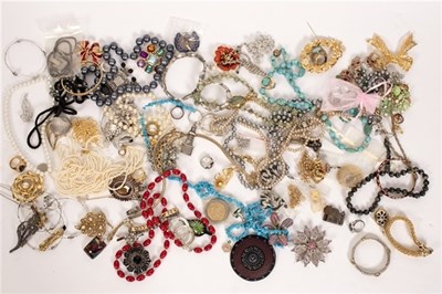 Lot 1 - A quantity of costume jewellery including...
