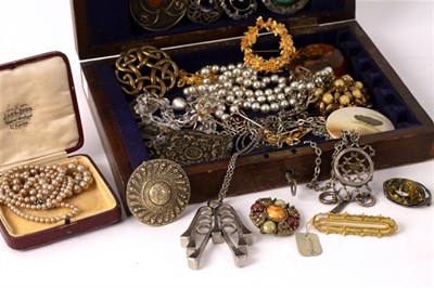 Lot 8 - A small quantity of costume jewellery in a...